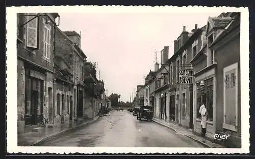 AK Saulzais-le-Potier, Route de Saint-Amand-Montrond, rue animée avec salon de coiffure et voitures