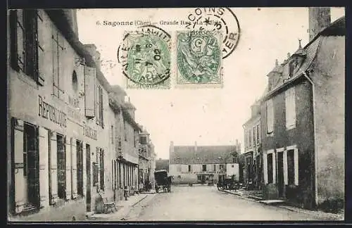 AK Sagonne, Grande Rue animée avec bâtiments et voiture à cheval