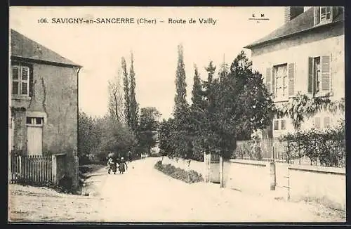 AK Savigny-en-Sancerre, Route de Vailly avec des passants sur le chemin