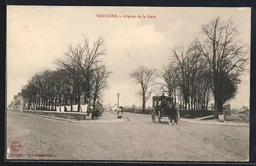 AK Sancoins, Avenue de la Gare avec calèche et arbres alignés