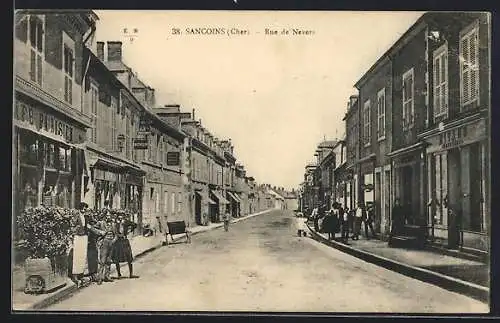 AK Sancoins, Rue de Nevers avec des passants et commerces animés