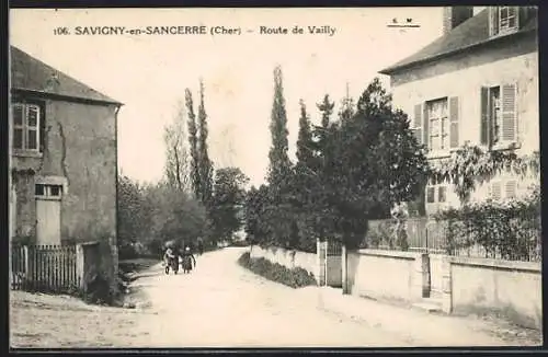 AK Savigny-en-Sancerre, Route de Vailly avec promeneurs sur le chemin