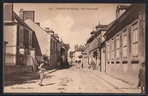 AK Veaugues, Rue Principale animée avec des passants