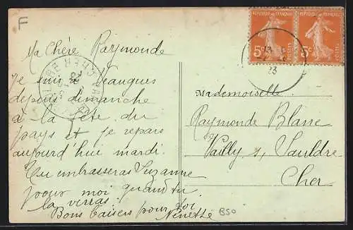 AK Veaugues, Rue Principale animée avec des passants