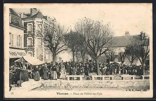 AK Vierzon, Place de l`Hôtel-de-Ville animée avec foule et arbres en hiver
