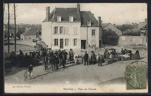 AK Vierzon, Place du Tunnel avec foule et cycliste