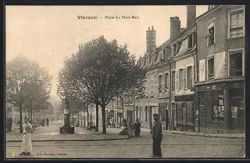AK Vierzon, Place du Petit-Maïl avec passants et bâtiments adjacents