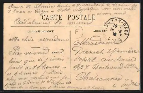 AK Vierzon, Place du Petit-Maïl avec passants et bâtiments adjacents