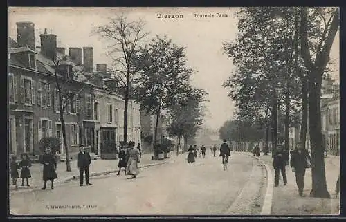 AK Vierzon, Route de Paris avec passants et cyclistes