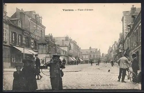 AK Vierzon, Place d`Armes animée avec passants et vélos