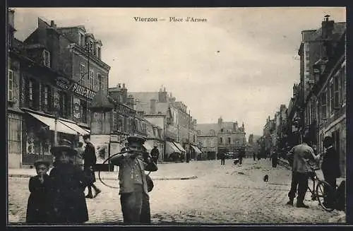 AK Vierzon, Place d`Armes avec passants et bâtiments historiques