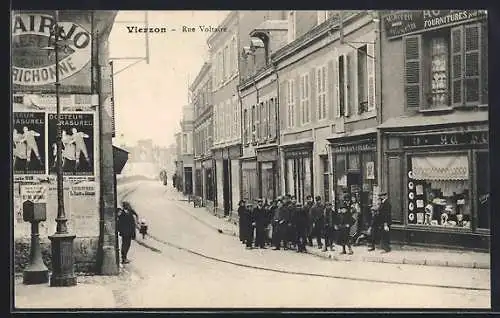 AK Vierzon, Rue Voltaire avec passants devant les magasins