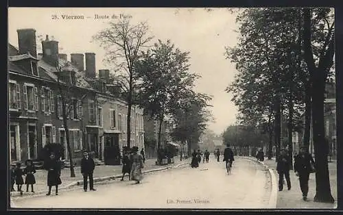 AK Vierzon, Route de Paris avec passants et cyclistes