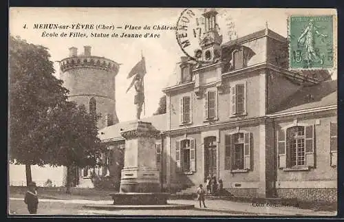 AK Mehun-sur-Yèvre, Place du Château, École de Filles, Statue de Jeanne d`Arc
