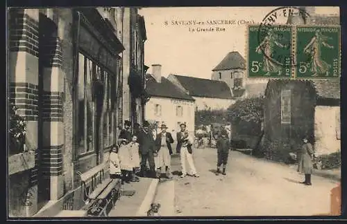 AK Savigny-en-Sancerre, La Grande Rue animée avec habitants et bâtiments historiques