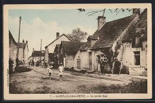 AK Saint-Léger-le-Petit, La petite Rue
