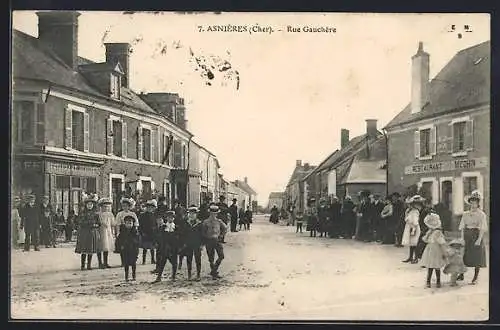 AK Asnières, Rue Gaucherie animée avec habitants et commerces