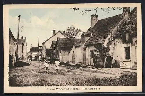 AK Saint-Léger-le-Petit, La petite rue avec des enfants jouant et des maisons anciennes