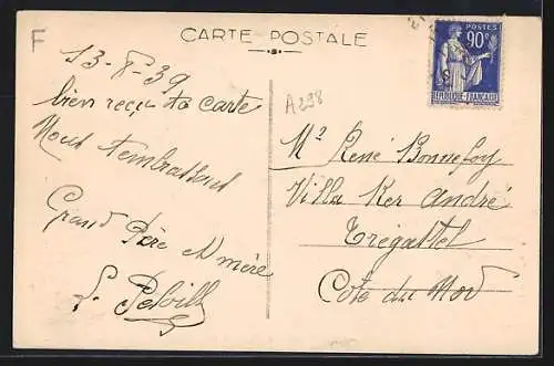 AK Saint-Léger-le-Petit, La petite rue avec des enfants jouant et des maisons anciennes