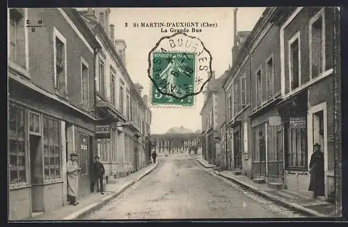 AK Saint-Martin-d`Auxigny, La Grande Rue animée avec passants et bâtiments anciens