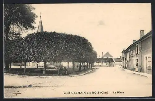 AK St-Germain-des-Bois, La Place avec arbres taillés et bâtiments adjacents