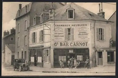AK Bourges, Grand Bar Carnot avec voiture et passants
