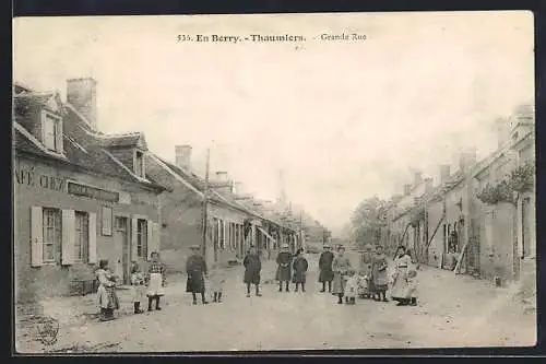 AK Thaumiers, Grande Rue avec des enfants jouant dans la rue