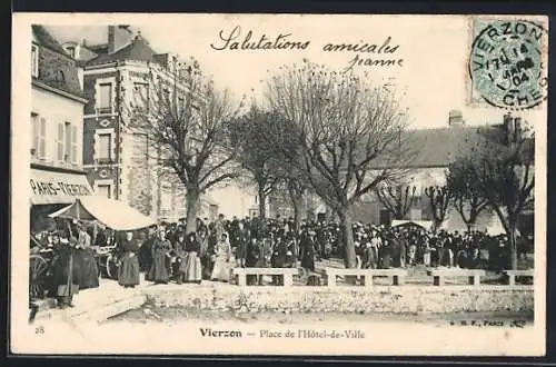 AK Vierzon, Place de l`Hôtel-de-Ville animée avec foule et bâtiments historiques