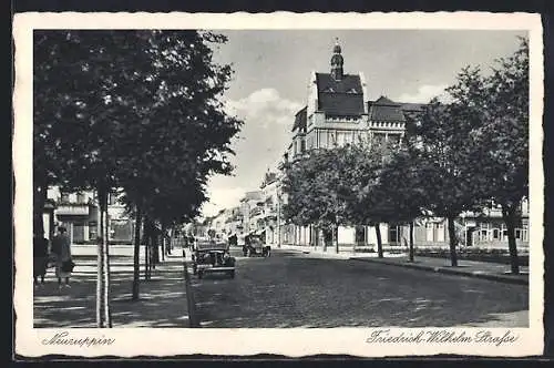 AK Neuruppin, Friedrich-Wilhelm-Strasse mit Autos