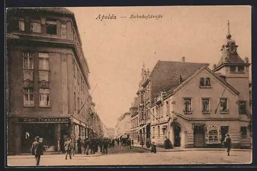 AK Apolda, Bahnhofstrasse mit Geschäft Carl Trebitsch u. Turmgebäude von einer Kreuzung aus