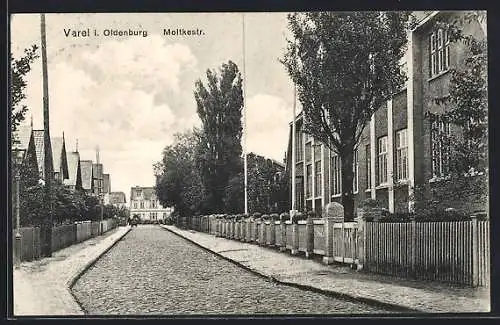 AK Varel i. Oldenburg, Partie in der Moltkestrasse mit grossem Gebäude