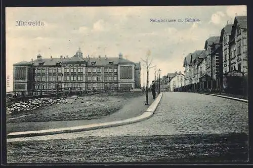 AK Mittweida, Schulstrasse mit Anlagen und Schule, von der Kreuzung gesehen