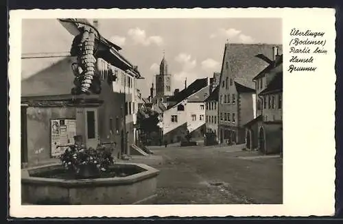 AK Überlingen /Bodensee, Aufkircher Strasse mit Hänsele Brunnen und Kirchturm, Plakatwand