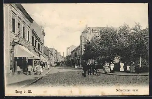 AK Burg b. M., Schartauerstrasse mit Geschäften, Wanduhr, Passanten u. Abzweig