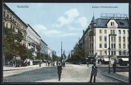 AK Neukölln, Kaiser Friedrichstrasse mit Geschäften und Apotheke