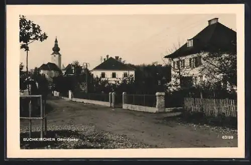 AK Buchkirchen /Oberdonau, Strassenpartie mit Blick zur Kirche