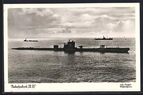 AK U-Boot U 25 auf hoher See, Kriegsmarine, im Hintergrund ein Dampfer