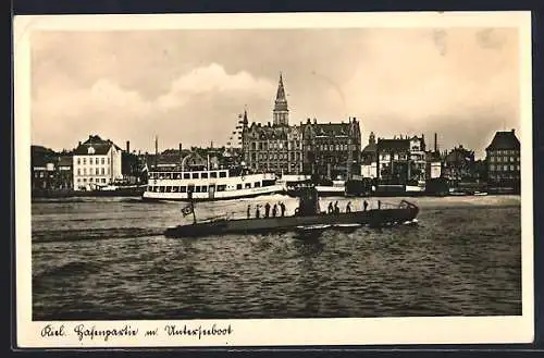 AK Kiel, U-Boot mit flagge fährt in den Hafen ein