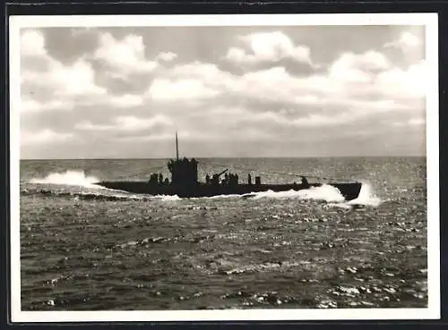 AK U-Boot in voller Fahrt auf hoher See