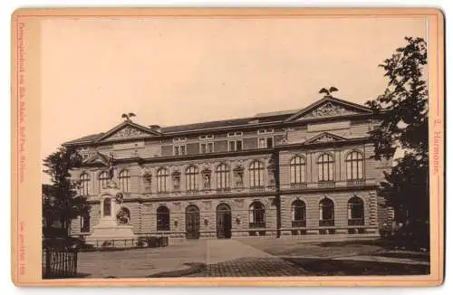 Fotografie Heinrich Schuler, Heilbronn, Ansicht Heilbronn, Harmonie, Gebäude mit Vorplatz und Denkmal 1892