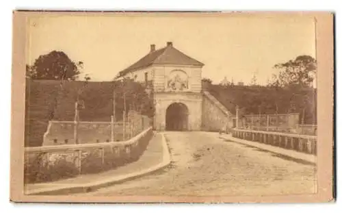 Fotografie unbekannter Fotograf, Ansicht Rendsburg, Brücke vor dem Königsthor