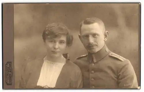 Fotografie Atelier Domzig, Sorau, Bahnhofsstrasse 23, Porträt eines Paares, Uffz. in Uniform Rgt. 52