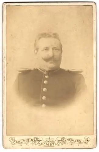 Fotografie Carl Steinert, Helmstedt, Porträt Offizier in Uniform mit Epauletten