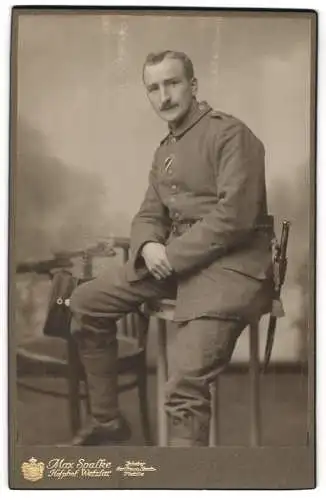 Fotografie Max Spalke, Wetzlar, Goethebrunnen, Porträt Soldat in Feldgrau mit EK Ordenband und Bajonett