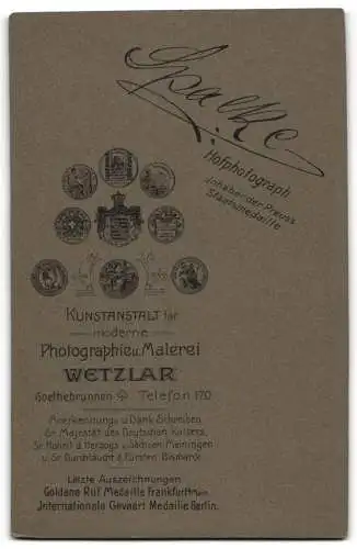 Fotografie Max Spalke, Wetzlar, Goethebrunnen, Porträt Soldat in Feldgrau mit EK Ordenband und Bajonett