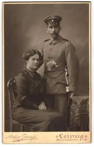 Fotografie Atelier Strauss, Leipzig, Windmühlenstr. 8-12, Ausmarsch-Foto Soldat in Uniform nebst Gattin