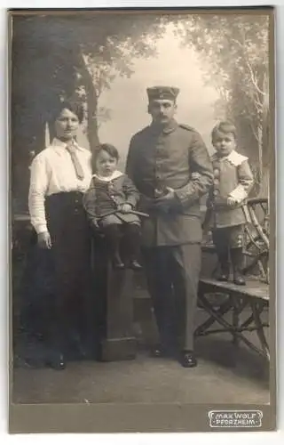 Fotografie Max Wolf, Pforzheim, Familie mit Soldat und Kindern 1916