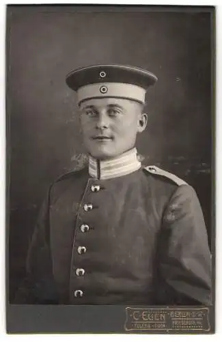 Fotografie C. Euen, Berlin-SW, Friesenstrasse 14, Porträt Garde-Soldat in Uniform mit Krätzchen