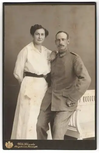 Fotografie Wilh. Schwabe, Sangerhausen, Bahnhofstrasse, Soldat in Uniform nebst Gattin im weissen Kleid