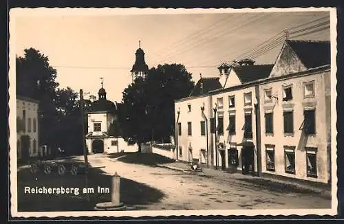 AK Reichersberg am Inn, Strassenpartie mit Blick zur Kirche